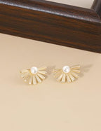 Mameloly Flower Earrings for Women Dainty 14K Gold Plated White Freshwater Pearl Stud Earrings Hypoallergenic - color: Daisy