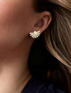 Mameloly Flower Earrings for Women Dainty 14K Gold Plated White Freshwater Pearl Stud Earrings Hypoallergenic - color: Daisy